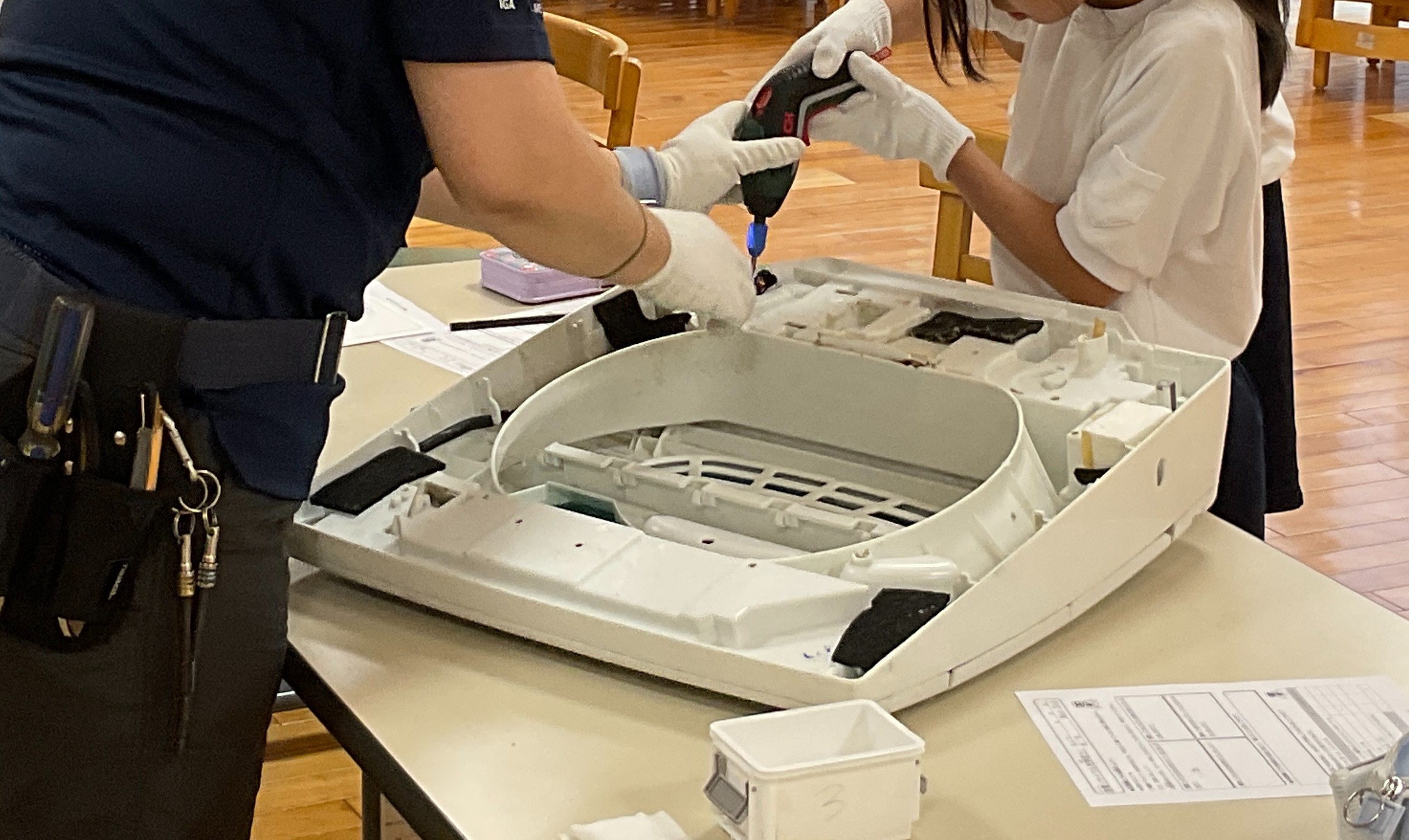 伊賀市立島ヶ原小学校で洗濯機フタネジ外しの体験