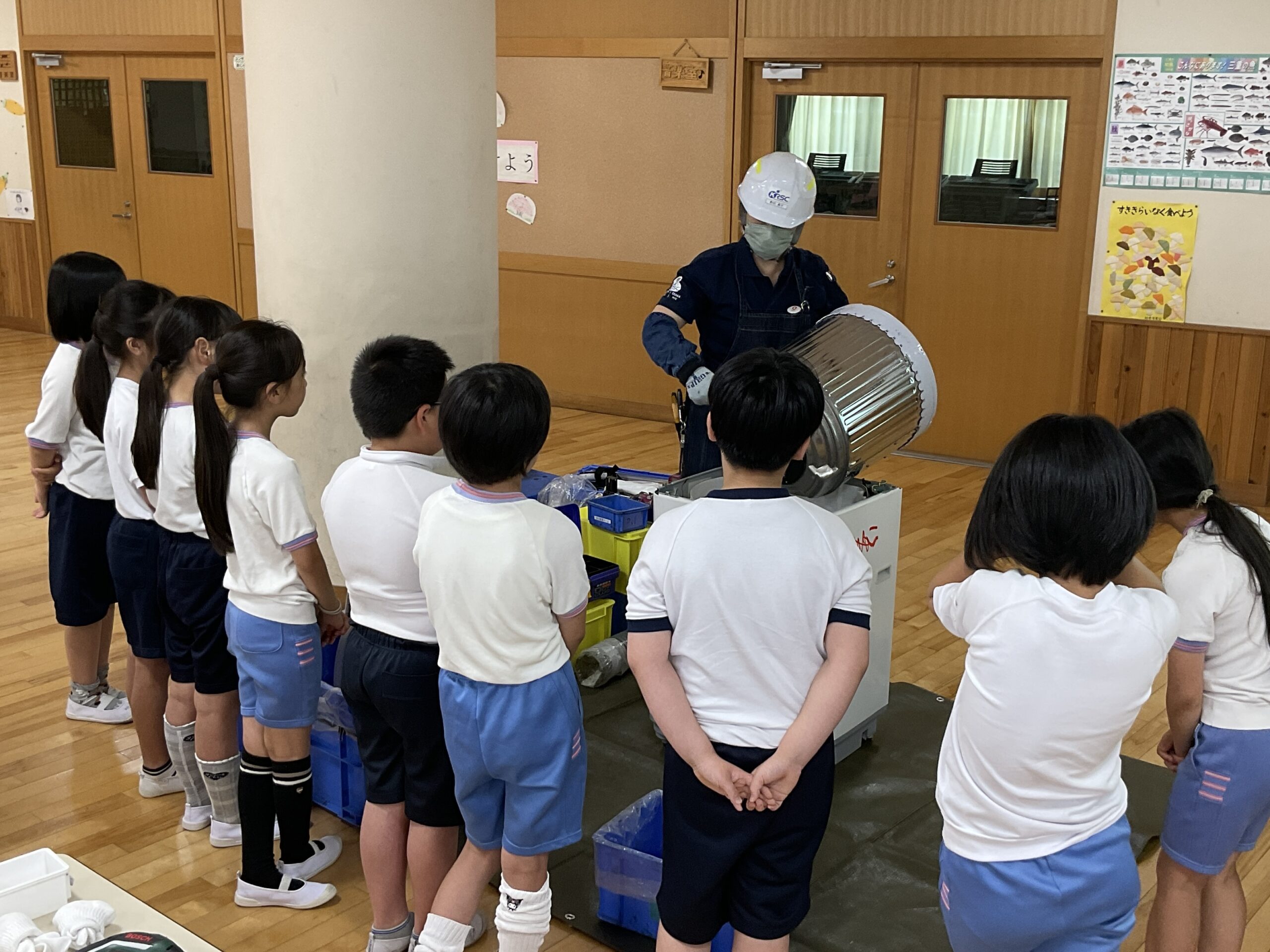 伊賀市立島ヶ原小学校で洗濯機の実演解体